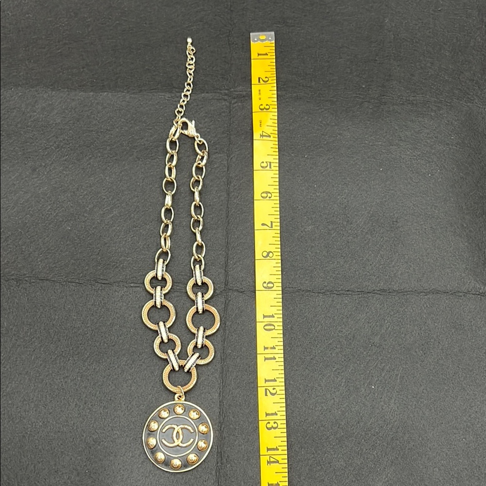 CHANEL Gold and Black Necklace with Elegant Chain Design - Picture 3 of 3